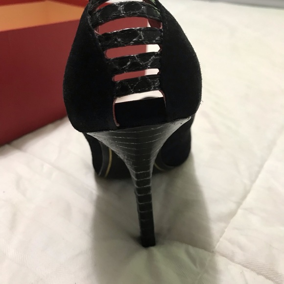 Peep toe high heels, black suede, women’s size 7 - Picture 3 of 7
